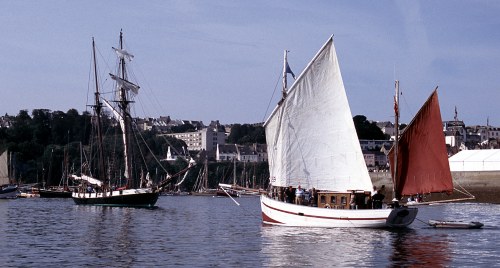 Strand Hugg et La Recouvrance  Douarnenez 2004
